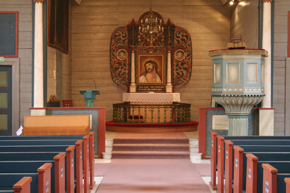 Fil:Ølen kyrkje Koret med alterparti.jpg