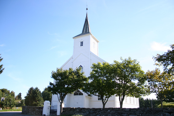Fil:Austrheim kyrkje Fasade 1.jpg