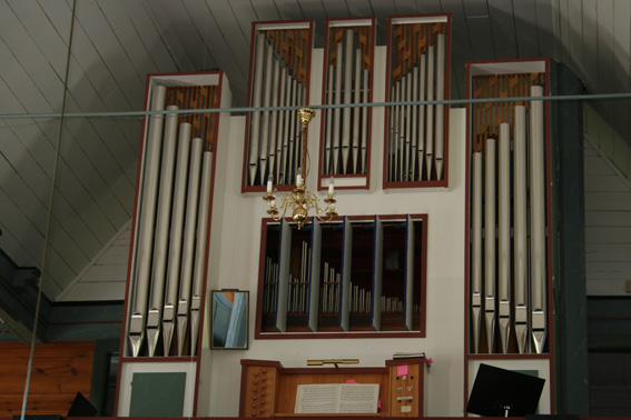 Fil:Austrheim kyrkje Orgel 2.jpg