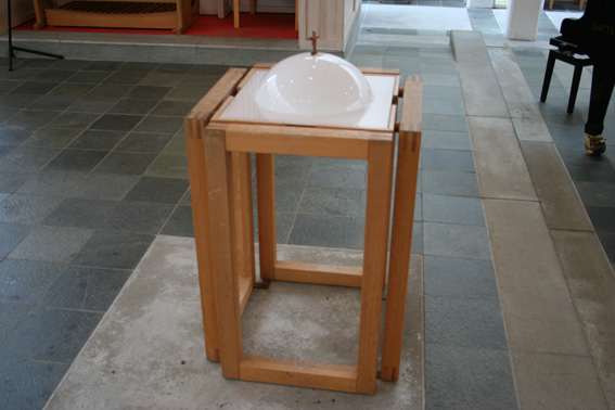 Fil:Eidsvåg kirke Døpefont 1.jpg