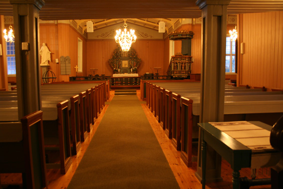 Fil:Fenstad kirke Kirkerommet fra bakdør bilde 2.jpg