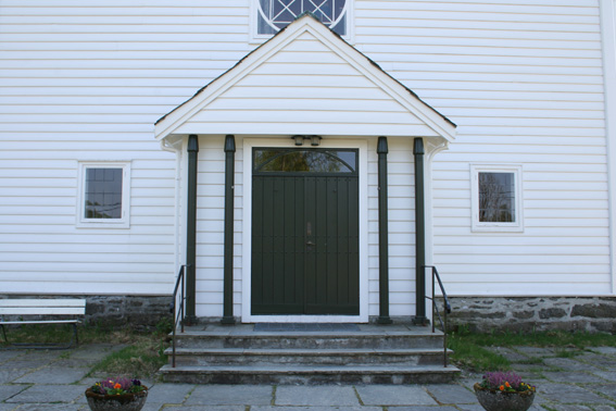 Fil:Gjerstad kyrkje, Osterøy Hovedinngang.jpg