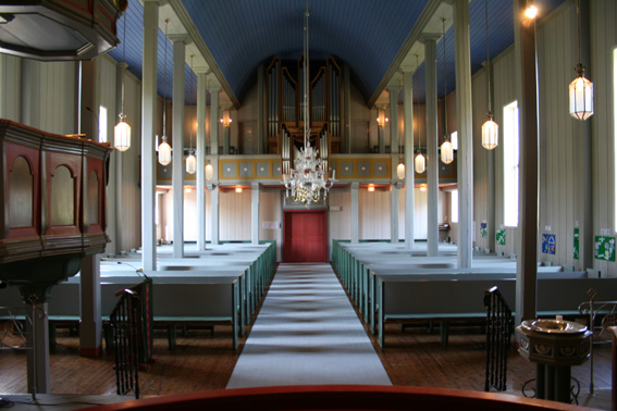 Fil:Gjerstad kyrkje, Osterøy Kirkerom bakre.jpg