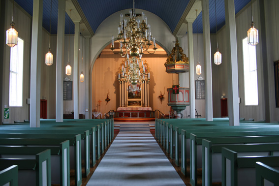 Fil:Gjerstad kyrkje, Osterøy Kirkerom fremre.jpg