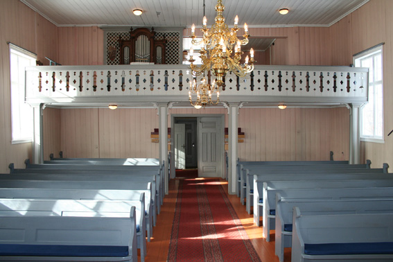 Fil:Heni kirke, Gjerdrum Kirkerommet sett fra kor.jpg