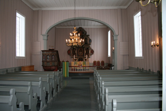 Fil:Holter kirke, Nannestad Kirkerommet sett fra bakdør.jpg