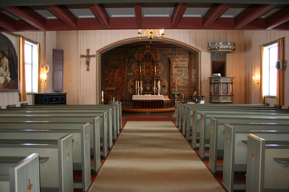 Fil:Hurdal kirke Kirkerommet sett fra bakdør.jpg