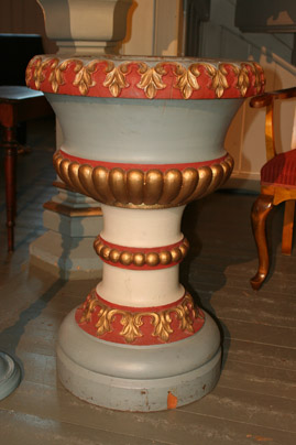 Fil:Løken kirke Døpefonten 2.jpg