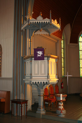 Fil:Løken kirke Prekestolen 1.jpg