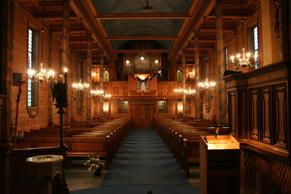 Fil:Laksevåg kirke Kirkerom bakre.jpg