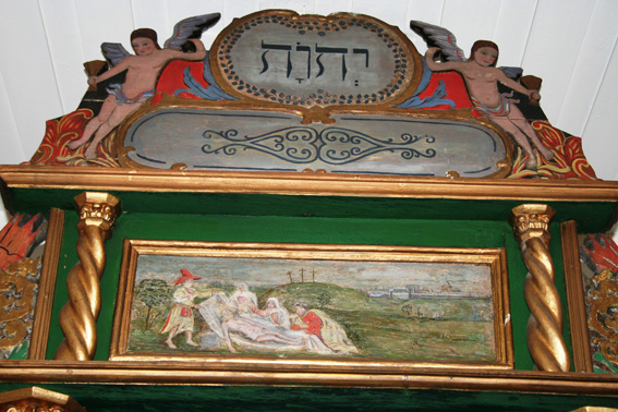 Fil:Rødenes kirke Detalj i altertavle.jpg