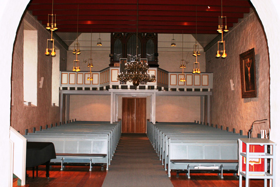 Fil:Rakkestad kirke Kirkerommet bakre.jpg