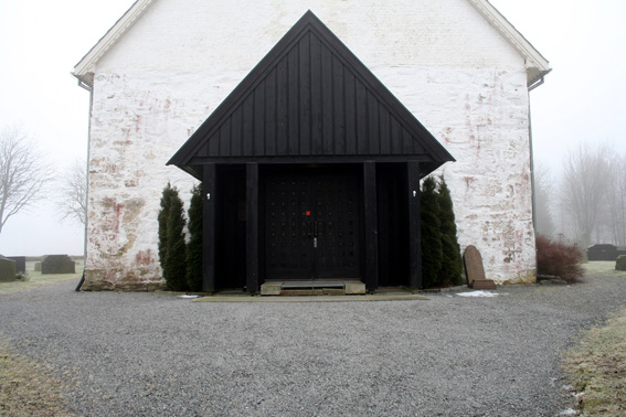 Fil:Rokke kirke Hovedinngang.jpg
