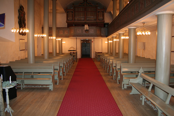 Fil:Rygge kirke Bakover i kirken fra koret.jpg