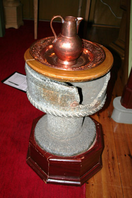 Fil:Setskog kirke Døpefonten 1.jpg