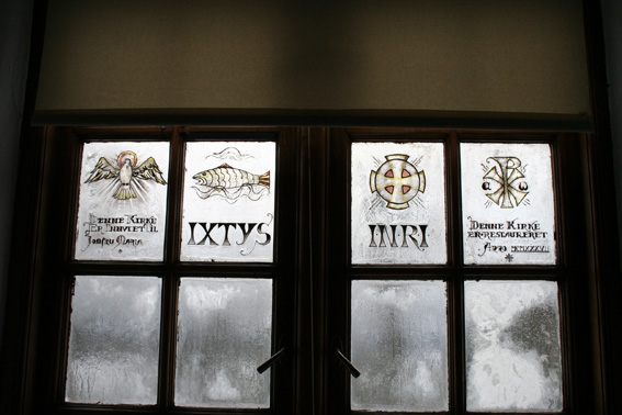 Fil:Skiptvet kirke Vindusmaleri.jpg