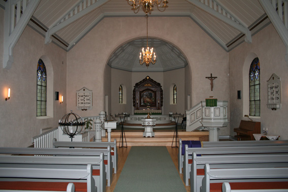 Fil:Tistedal kirke kirkerommet sett fra bakdør.jpg