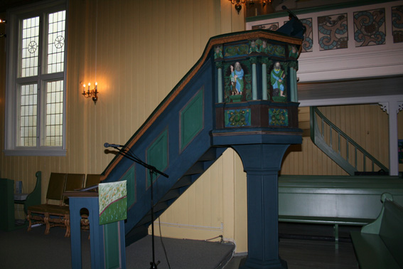 Fil:Udenes kirke Prekestol bilde 1.jpg