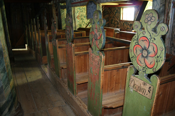 Fil:Uvdal stavkirke Benkene 1.jpg