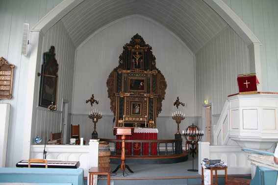 Fil:Veggli kirke Koret.jpg