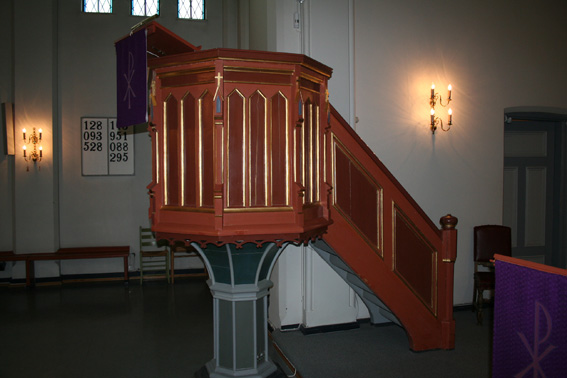 Fil:Vestby kirke Prekestol 1.jpg