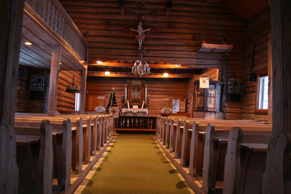 Fil:Viker kirke Kirkerommet fremre.jpg