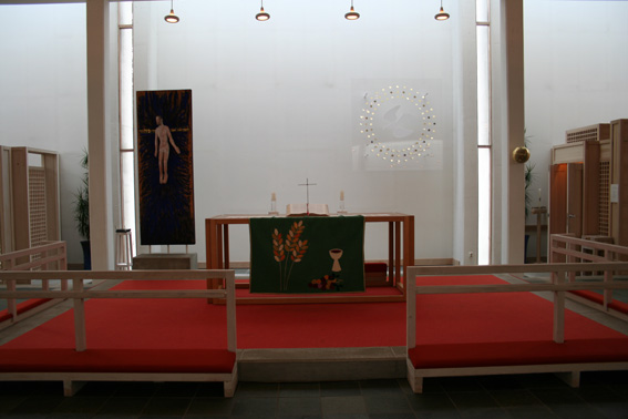 Fil:Eidsvåg kirke Alterparti.jpg