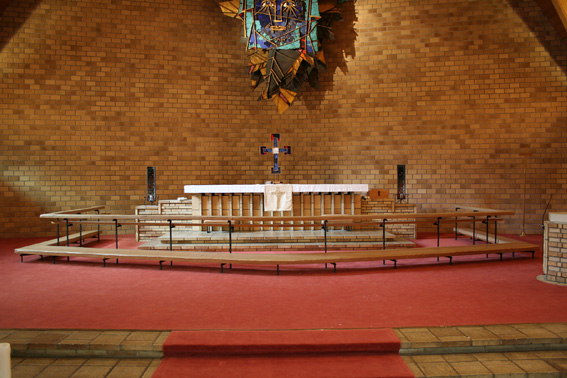 Fil:Jar kirke Koret med alterparti.jpg