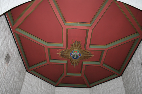 Fil:Kolbotn kirke Himlinger over kor.jpg