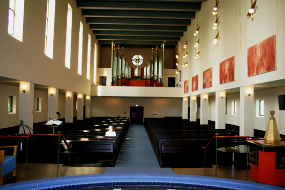 Fil:Lillestrøm kirke Kirkerommet bakre.jpg