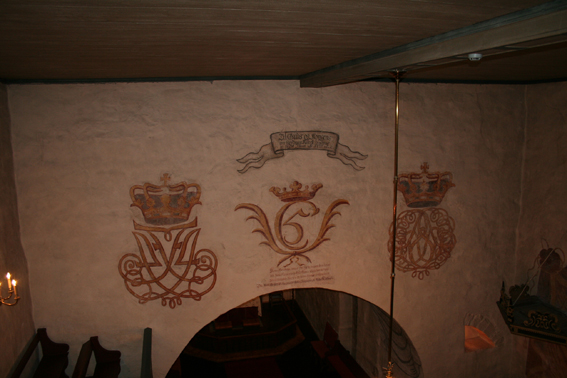 Fil:Røyken kirke Malerier over koråpningen.jpg