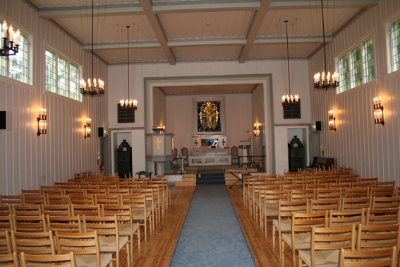 Fil:Slemmestad kirke Kirkerommet sett fra bakdor.jpg