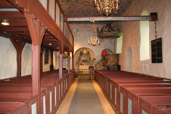 Fil:Tanum kirke, Bærum Kirkerommet sett fra bakdør.jpg