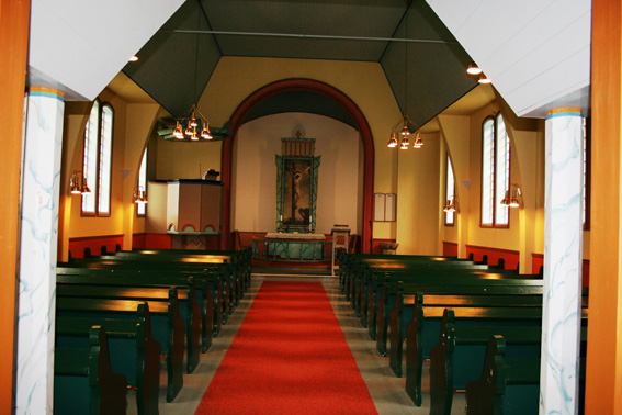 Fil:Vestre Spone kirke Kirkerommet fremre.jpg